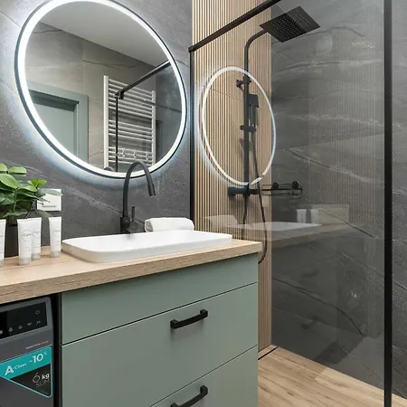 Stylish With Parking And Balcony By Renters