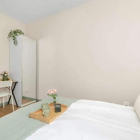 Stylish With Parking And Balcony By Renters *