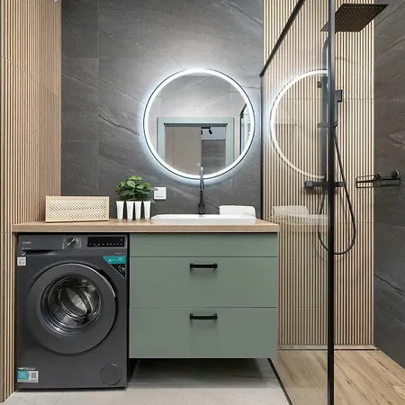 Stylish With Parking And Balcony By Renters