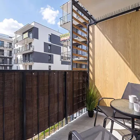Stylish With Parking And Balcony By Renters Krakkó